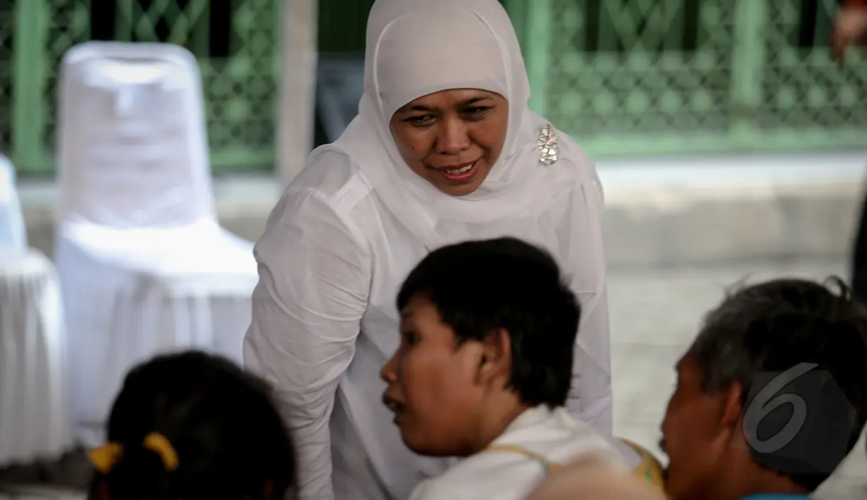 Mensos Khofifah Indar Parawansa saat pembagian Kartu Indonesia Sehat (KIS), Kartu Indonesia Pintar dan Kartu Keluarga Sejahtera (KKS) kepada masyarakat di Penjaringan, Jakarta, Rabu (13/5). (Liputan6.com/Faizal Fanani)
