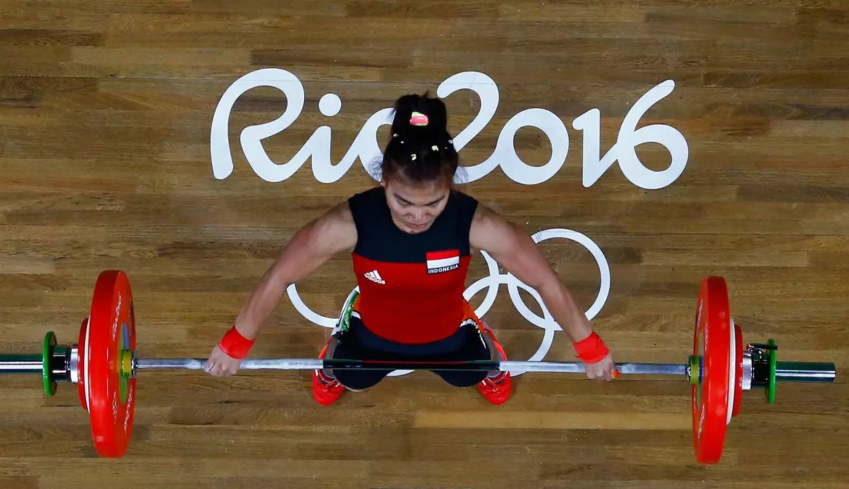 Lifter putri Indonesia, Sri Wahyuni Agustiani saat tampil di kelas 48 kilogram pada Olimpiade 2016, Brasil, Minggu (7/8). Sri menyumbang medali perak untuk Indonesia setelah sukses mengangkat beban dengan total 192 kilogram. (REUTERS)