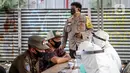 Petugas medis saat menggelar swab test COVID-19 di Pasar Tasik, Jakarta, Kamis (2/7/2020). Tes yang dilakukan secara acak bagi pedagang itu bertujuan untuk mendeteksi serta mencegah penyebaran COVID-19 di kawasan Pasar Tasik. (Liputan6.com/Faizal Fanani)