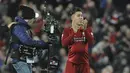 Striker Liverpool, Roberto Firmino, menyapa suporter usai mengalahkan Arsenal pada laga Premier League di Stadion Anfield, Liverpool, Sabtu (29/12). Liverpool menang 5-1 atas Arsenal. (AP/Rui Veira)