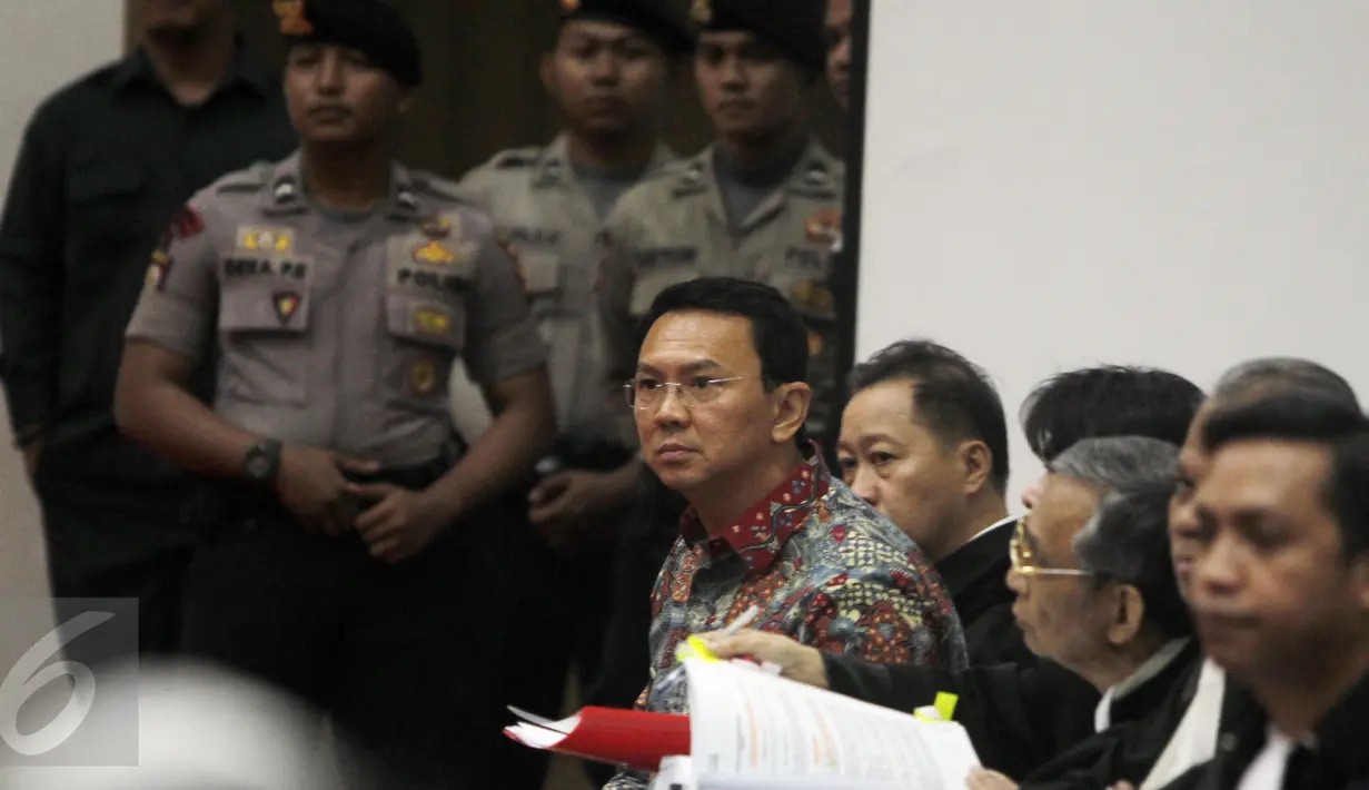 Ekspresi Basuki T Purnama saat jalani sidang ke-9 kasus dugaan penistaan agama di PN Jakarta Utara, Selasa (7/2). Sidang mendengarkan keterangan dua saksi fakta dan satu saksi ahli dari MUI.  (Liputan6.com/Isra Triansyah/Pool)