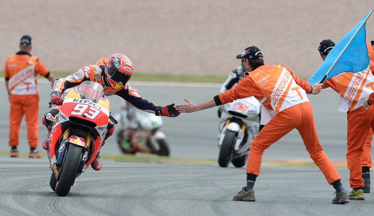 Selebrasi kemenangan Marquez. (AFP PHOTO/ROBERT MICHAEL)