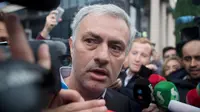 Ekspresi Pelatih Manchester United, Jose Mourinho saat meninggalkan gedung pengadilan di Madrid, Spanyol, (3/11). Mourinho dipanggil oleh pengadilan Madrid atas tuduhan pengelapan pajak. (AP Photo / Paul White)