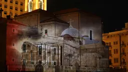 Katedral Christian Maronite saat diterangi cahaya bergambar panorama Yerusalem di Beirut, Lebanon, Kamis (7/12). Aksi tersebut bentuk protes atas pengakuan Presiden AS Donald Trump terhadap Yerusalem sebagai ibu kota Israel. (AFP Photo/Anwar Amro)