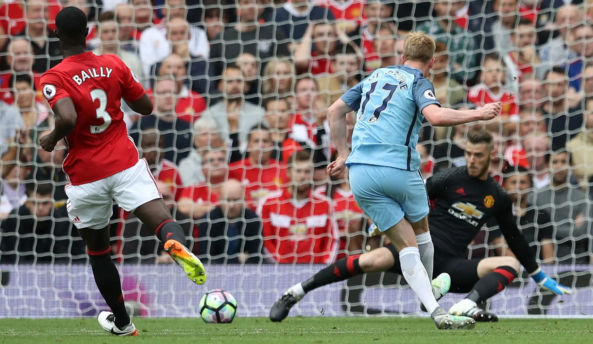 MU hanya sekali kalah di kandang sendiri pada Liga Inggris musim ini. Mereka menyerah 1-2 dari klub tetangga Manchester City, September 2016, dengan Kevin De Bruyne mencetak salah satu gol kemenangan tim tamu. (Reuters/Phil Noble)