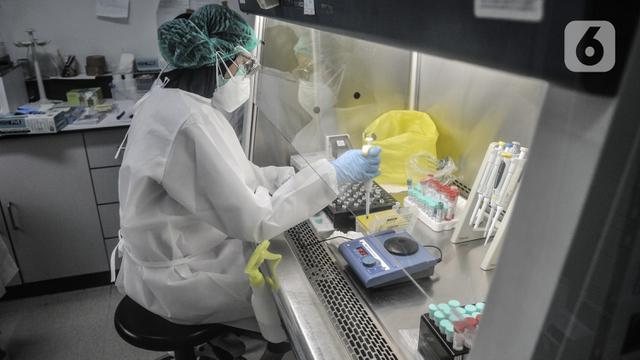 <span>Tim medis melakukan pengujian sampel dengan metode PCR di laboratorium pemeriksaan Covid-19 di Labkesda DKI Jakarta, Selasa (4/8/2020). Labkesda DKI yang berjejaring dengan 47 lab se-Jakarta dalam sehari mampu menguji hampir 10.000 spesimen Covid-19 dengan metode PCR. (merdeka.com/Iqbal Nugroho)</span>