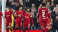 Pemain Liverpool Mohamed Salah, tengah, merayakan setelah mencetak gol kelima timnya selama pertandingan sepak bola Grup E Liga Europa antara Liverpool dan Toulouse, di Anfield di Liverpool, Inggris, Kamis, 26 Oktober 2023. (AP Photo/Jon Super)