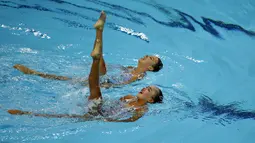 Salah satu aksi atlet renang indah Indonesia, Adela Amanda Nirmala dan Claudia M Suyanto saat melalukan Duet Technical Routine di OCBC Aquatic Centre, Singapura, Selasa (2/6/2015). (Liputan6.com/Helmi Fithriansyah)