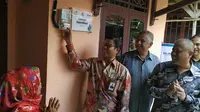PT PLN (Persero) memberikan penyambungan listrik gratis pada 117 rumah Keluarga miskin di Serang, Banten. Liputan6.com/Pebrianto Eko Wicaksono