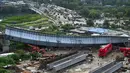 Bagian yang runtuh dari jembatan yang sedang dibangun di Mumbai, India (17/9/2021). Sedikitnya tiga belas orang terluka setelah bagian dari jembatan yang sedang dibangun runtuh di Persimpangan MTNL di Kompleks Bandra-Kurla di Bandra timur Jumat pagi. (AFP/Punit Paranjpe)