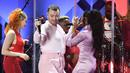 Penampilan Sam Smith (tengah) dan Normani (kanan) dalam konser Jingle Ball 2019 KIIS-FM di The Forum, Inglewood, California, Amerika Serikat, Jumat (6/12/2019). Jingle Ball 2019 dimeriahkan sejumlah penyanyi papan atas dunia. (Kevin Winter/Getty Images for iHeartMedia/AFP)