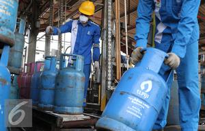 Pekerja tengah merapihkan dan mengisi tabung gas LPG 12 kg di Terminal pengisian Gas Pertamina, Jakarta. (Liputan6.com/Angga Yuniar)