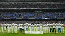 Pemain Real Madrid mengenakan jersey dengan nama rekan setimnya Vinicius Junior pada laga pekan ke-36 Liga Spanyol 2022/2023 melawan Rayo Vallecano di Santiago Bernabeu, Kamis dini hari WIB (25/5/2023). (AP Photo/Manu Fernandez)