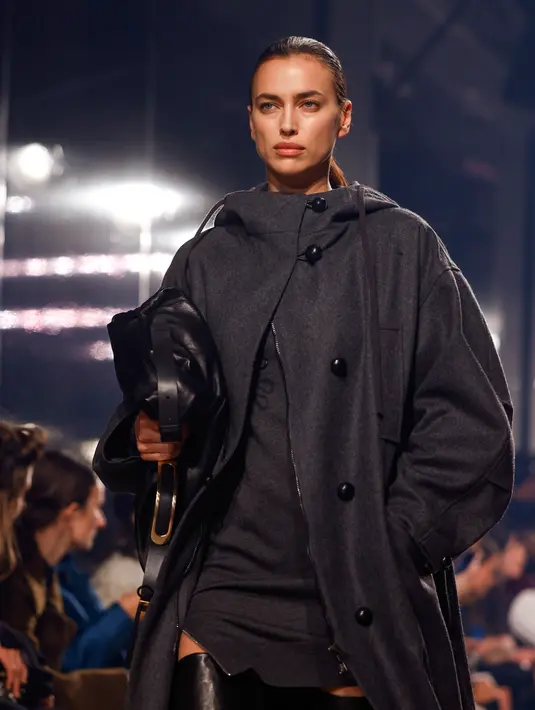 <p>Model Rusia Irina Shayk mempersembahkan kreasi dari koleksi Isabel Marant Womenswear Fall-Winter 2023-2024 pada Paris Fashion Week di Paris, Prancis, 2 Maret 2023. Irina tampak luar biasa saat dia dengan piawai melangkah di atas catwalk dalam balutan outwear sambil memamerkan koleksi pakaian siap pakai Womenswear Fall-Winter 2023-2024 milik desainer Isabel Marant. (Vianney Le Caer/Invision/AP)</p>