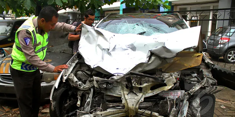 Bangkai Outlander Maut Teronggok di Polres Jakarta Selatan