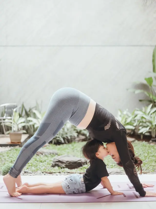 Tetap Aktif Olahraga, Ini 6 Potret Chelsea Olivia Yoga saat Hamil