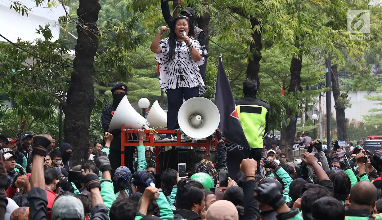 Pengemudi GrabBike berunjukrasa di depan kantor pusat Grab Indonesia, Gedung Lippo Kuningan, Jakarta Selatan, Rabu (19/9). Para pengemudi ojek online itu menuntut soal tarif yang diturunkan oleh aplikator Grab Indonesia. (Liputan6.com/Immanuel Antonius)
