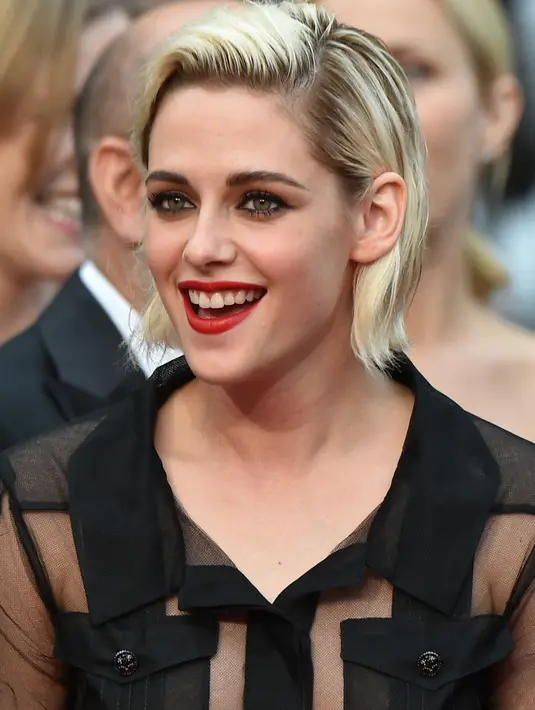 Kristen Stewart tetap setia dengan gaya tomboy. Dengan rambut pirang dan potongan pendek, Kristen Stewart makin terlihat keren dan stylist. (AFP/Bintang.com)