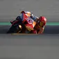 Pembalap Repsol Honda Marc Marquez memacu kecepatan sepeda motornya pada sesi latihan bebas balapan MotoGP Aragon 2022 di sirkuit Motorland di Alcaniz, Spanyol, Jumat (16/9/2022). MotoGP Aragon 2022 menandai comeback Marquez yang sempat absen empat bulan sejak kali terakhir mengaspal di MotoGP Italia di Sirkuit Mugello pada akhir Mei 2022. (PIERRE-PHILIPPE MARCOU / AFP)