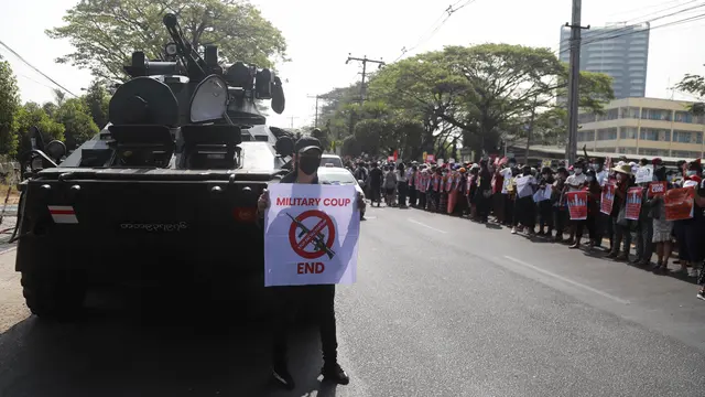 Militer Kerahkan Kendaraan Lapis Baja di Kota-Kota Myanmar