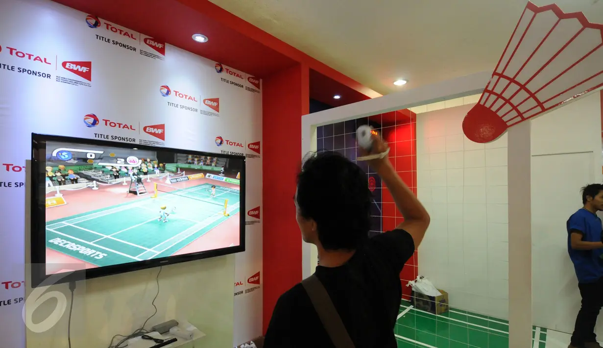 Seorang supporter mencoba permainan di sekitar arena Kejuaraan Dunia Bulutangkis 2015 di Istora Senayan Jakarta, Rabu (12/8/2015). Kejuaraan Dunia Bulutangkis 2015 berlangsung 10-16 Agustus. (Liputan6.com/Helmi Fithriansyah)