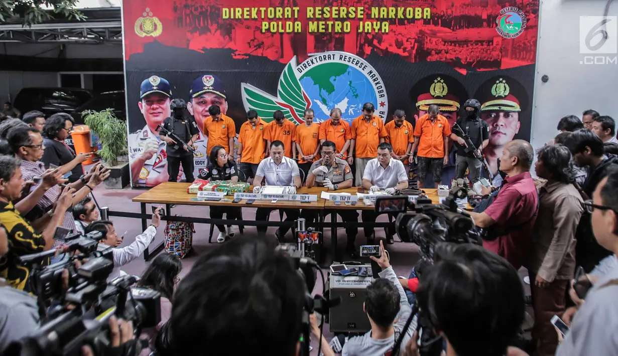 Kabid Humas Polda Metro Jaya Kombes Pol Argo Yuwono menunjukkan sepatu saat rilis tindak pidana narkotika di Ditresnarkoba Polda Metro Jaya, Jakarta, Selasa (17/9/2019). Dari hasil pengungkapan diamankan 8 tersangka dengan barang bukti sabu sebanyak 9,5 Kilogram. (Liputan6.com/Faizal Fanani)