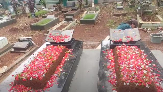 5 Potret Terbaru Makam Vanessa Angel dan Bibi Ardiansyah Usai Direnovasi Juragan 99