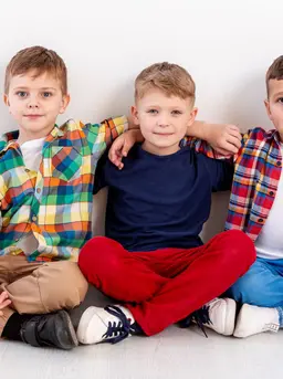 Menjadi orang tua, khususnya ibu dari anak laki-laki, tentu membawa tantangan tersendiri. Di tengah perubahan budaya dan pengaruh teknologi, banyak anak laki-laki yang tumbuh dengan rasa nyaman berlebih, namun kurang memiliki kepercayaan diri atau tanggung jawab terhadap dirinya sendiri. (foto/dok: freepik)