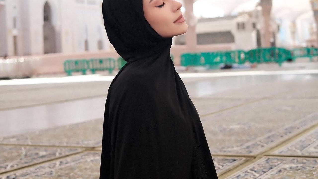 Momen Alyssa Daguise Umrah Bersama Ibu, Kompak dengan Warna Outfit Hitam yang Memesona