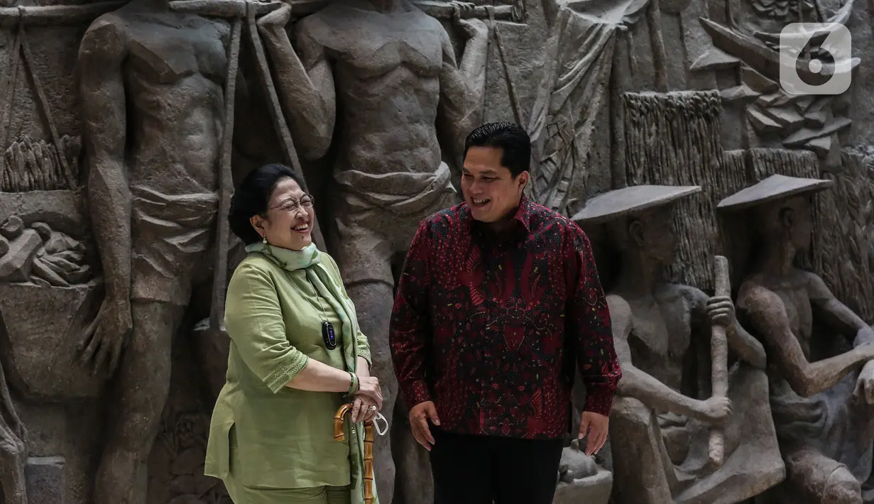 Ketua Umum PDIP Megawati Soekarnoputri dan Menteri Badan Usaha Milik Negara (BUMN) Erick Thohir berfoto bersama saat menyambangi Pusat Perbelanjaan Sarinah, Jakarta Pusat, Senin (13/6/2022). Tujuan pertama Megawati Soekarnoputri dan Erick Thohir adalah Galeri Seni Dr. Ir. Soekarno di lantai 6. (Liputan6.com/Johan Tallo)