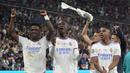 Terus berada di bawah tekanan, Real Madrid justru berhasil unggul lebih dulu pada menit ke-59. Umpan silang Valverde dari sisi kanan mampu dituntaskan Vinicius Junior menjadi gol dengan sepakan kaki kanan. (AP/Kirsty Wigglesworth)