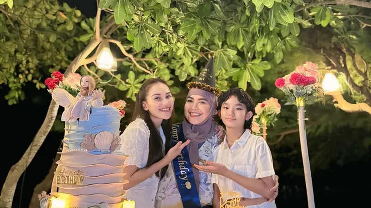 Keseruan Ayu Ting Ting Rayakan Ulang Tahun Ibunda di Pantai