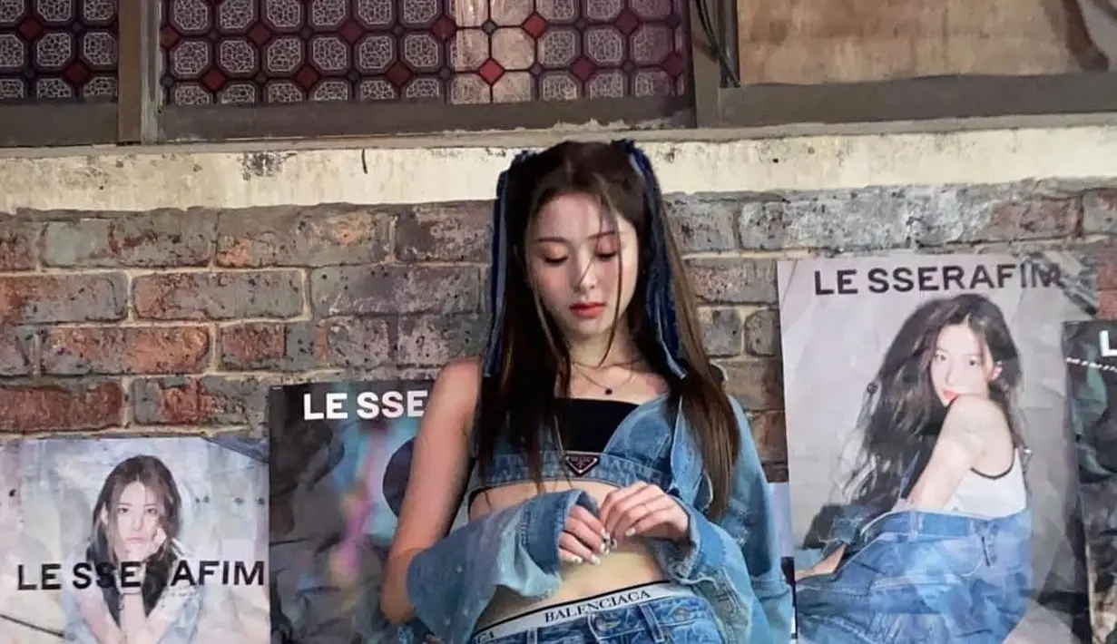Denim never fails! Balutan jeans yang memperlihatkan tubuh ideal Yunjin ini menjadi style favorit para penggemar. Sentuhan jeans tidak hanya menghiasi tubuh indahnya, namun juga mempercantik gaya rambut two half bunsnya dengan tambahan tali jeans. [@jenaissante]