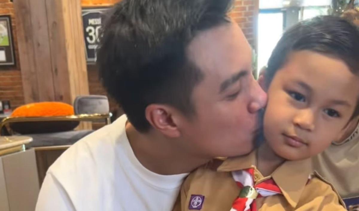 Potret Kiano bikin salfok. Penampilannya dipuji begitu ganteng.