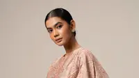 Model Long Dress Batik Kombinasi Brokat Lengan Tiga Lapis Panjang (Foto: AI)