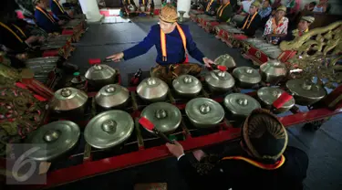 Sejumlah abdi dalem memainkan gamelan  sekaten di Bangsal Masjid Agung Kraton Surakarta, (21/12). Gamelan ini di bunyikan dan dapat di saksikan oleh masyrakat umum. (Boy Harjanto)