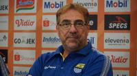 Pelatih Persib Bandung Robert Alberts bertekad menghadirkan kemenangan di laga pertama Shopee Liga 1 2019. (Huyogo Simbolon)