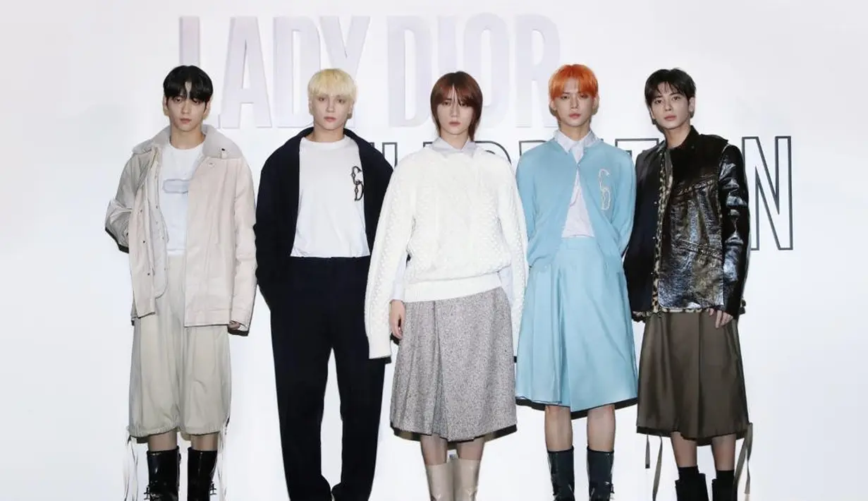 Seluruh rombongan berpakaian Dior keluar untuk Perayaan #LadyDior di Seoul, termasuk boygroup dan ambassador TXT. Semuanya menampilkan koleksi Dior FW23 oleh Kim Jones. [Dok/Dior]