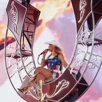 Cowboy boots telah berevolusi dari alas kaki pekerja menjadi simbol kebebasan berekspresi dan ikon mode global. Mereka menyimpan sejarah panjang, namun tetap segar berkat interpretasi ulang desainer dan cara pakai selebritas masa kini. [@beyonce].