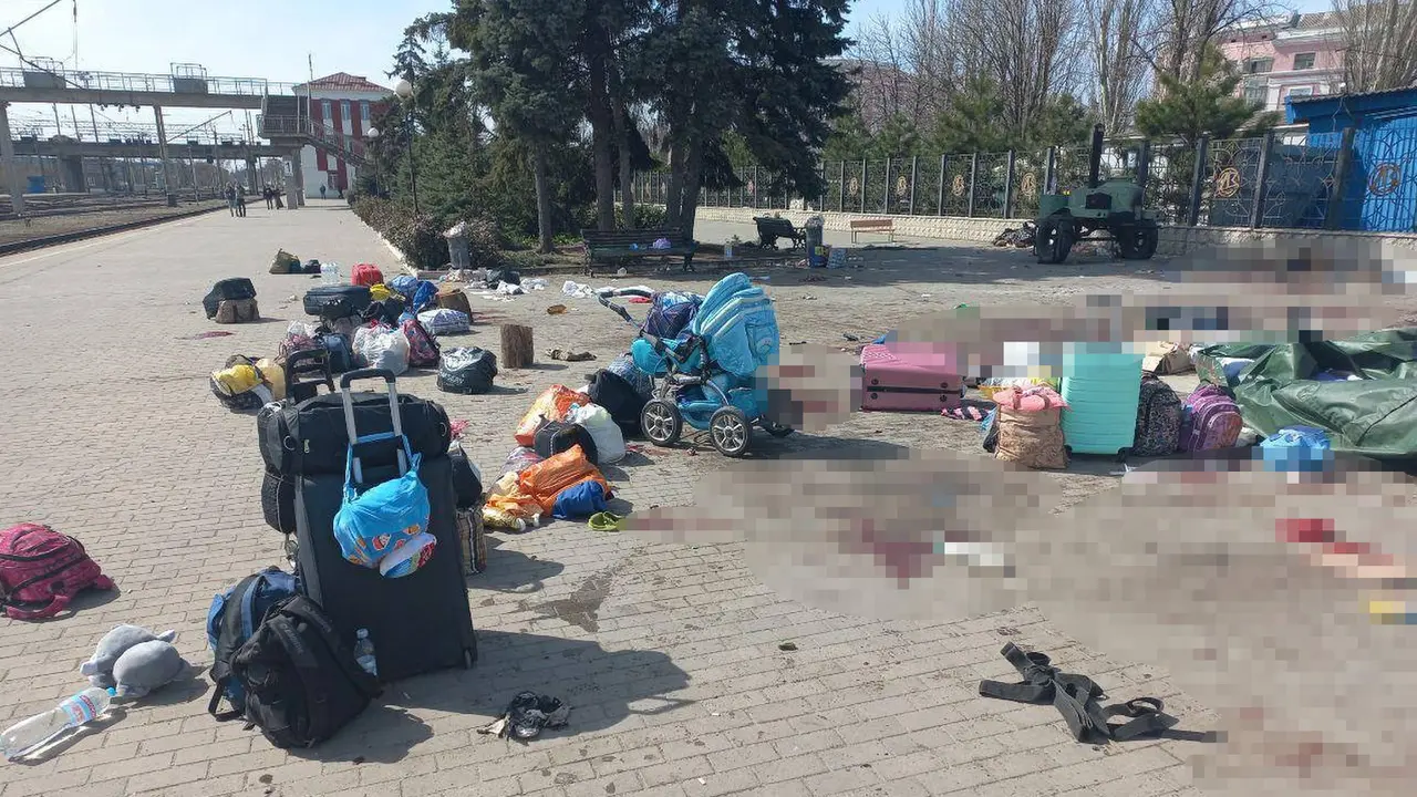 Puluhan orang tewas usai stasiun kereta Ukraina diserang. Rusia membantah.