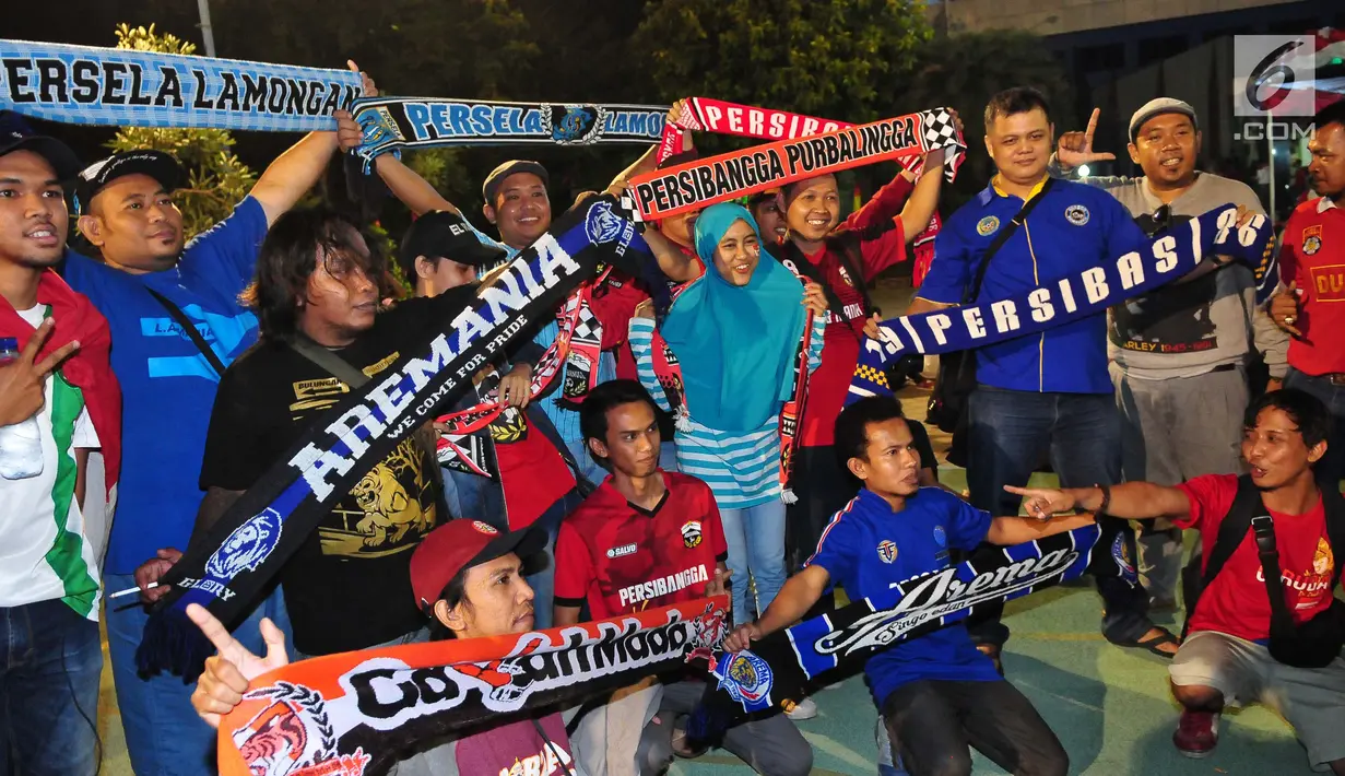 Warga berfoto bersama usai nonton bareng Indonesia melawan Malaysia dalam pertandingan Sea Games 2017 di Area Kementerian Pemuda dan Olahraga, Jakarta, Sabtu (27/8). (Liputan6.com/Helmi Afandi)