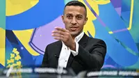 Mantan pemain Spanyol, Thiago Alcantara, memberi isyarat di atas panggung saat pengundian play-off babak gugur Liga Champions UEFA 2024-2025 di House of European Football di Nyon, pada 31 Januari 2025. (Fabrice COFFRINI/AFP)