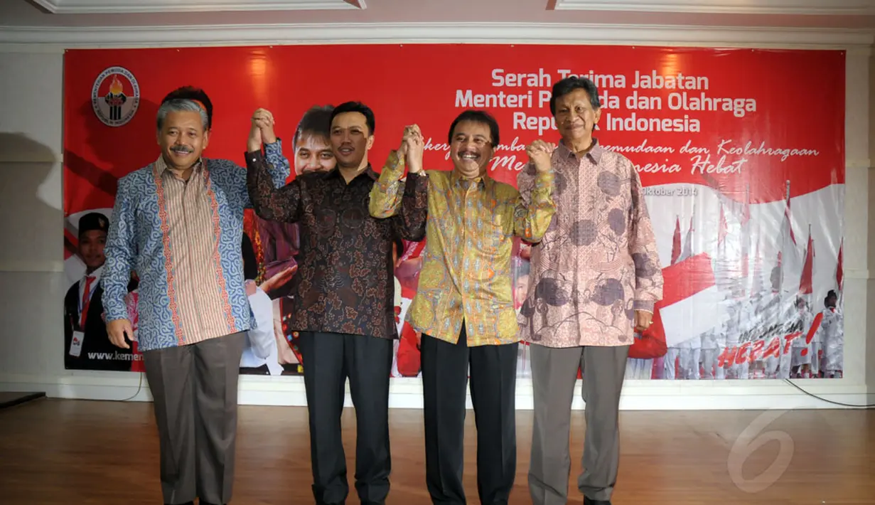 Hayono Isman, Imam Nahrawi, Roy Suryo dan Mahadi Sinambela (dari kiri ke kanan) mengangkat tangan usai upacara serah terima jabatan Menpora di Wisma Kemenpora, Jakarta, Rabu (29/10/2014). (Liputan6.com/Helmi Fithriansyah)