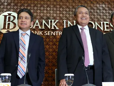 Gubernur Bank Indonesia (BI) Perry Wardjio (tengah) saat jumpa pers hasil Rapat Dewan Gubernur (RDG) BI di Jakarta, Kamis (27/9). RDG BI memutuskan menaikkan BI 7-day Reverse Repo Rate (BI7DRR) sebesar 25 bps menjadi 5,75%. (Liputan6.com/Angga Yuniar)