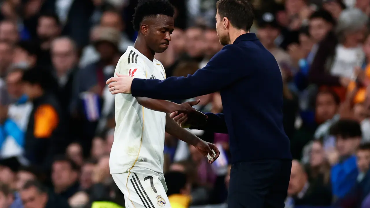 Vinicius Junior ditarik keluar Xabi Alonso di laga Real Madrid vs Real Betis di pekan ke-18 Liga Spanyol 2025/2026 di Santiago Bernabeu, Minggu (04/01/2026). (AP Photo/Pablo Garcia)