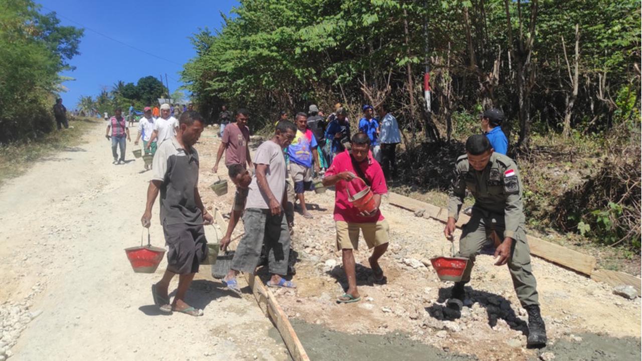 Bosan Lihat Jalan Rusak, Warga Kupang Bersatu Perbaiki
