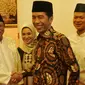 Presiden Joko Widodo bersalaman dengan Wakil Ketua MPR (kedua kiri) Oesman Sapta saat acara buka bersama di rumah Wakil Ketua MPR Oesman Sapta di Jakarta, Jumat (24/6). (Liputan6.com/Johan Tallo)