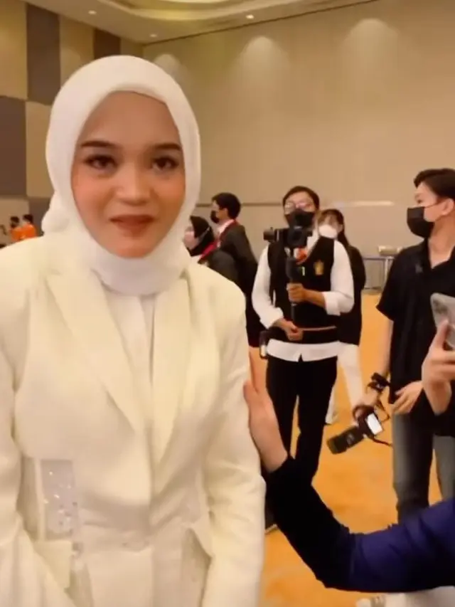 Putri Delina terlihat cantik di perayaan ulang tahun yang ke-21 tahun