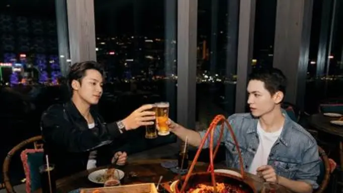 Momen Mewah MINGYU & VERNON SEVENTEEN di Hong Kong, Menikmati Pesona Malam Victoria Harbour yang Memikat