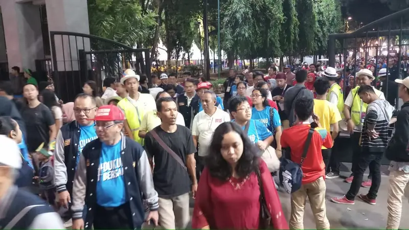 Masyarakat yang menyaksikan pembukaan Asian Games 2018 di GBK mulai membubarkan diri